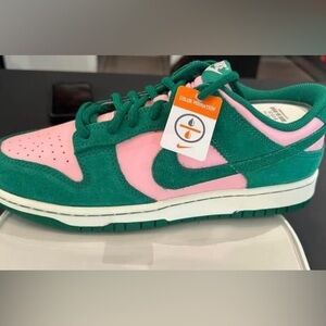 Nike dunk low retro SE Malachite & soft pink 6.5 mens equivalent to 8 women 🩷💚